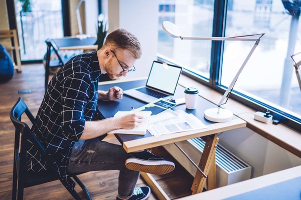 Quels contenus digitaux pour éduquer à la finance durable auprès des jeunes adultes?