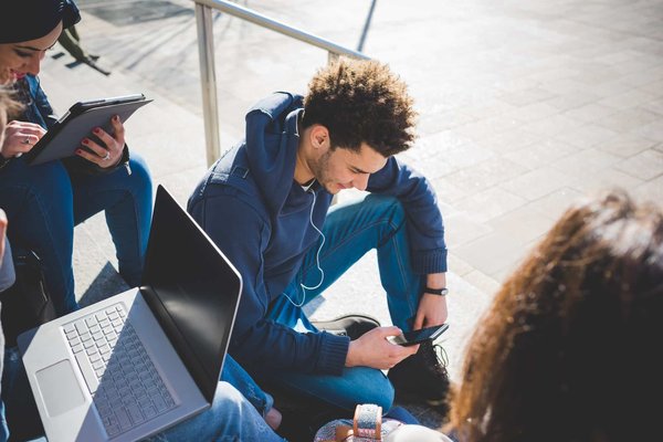 Quelle est la méthode la plus efficace pour gérer les écrans multiples en développement logiciel?